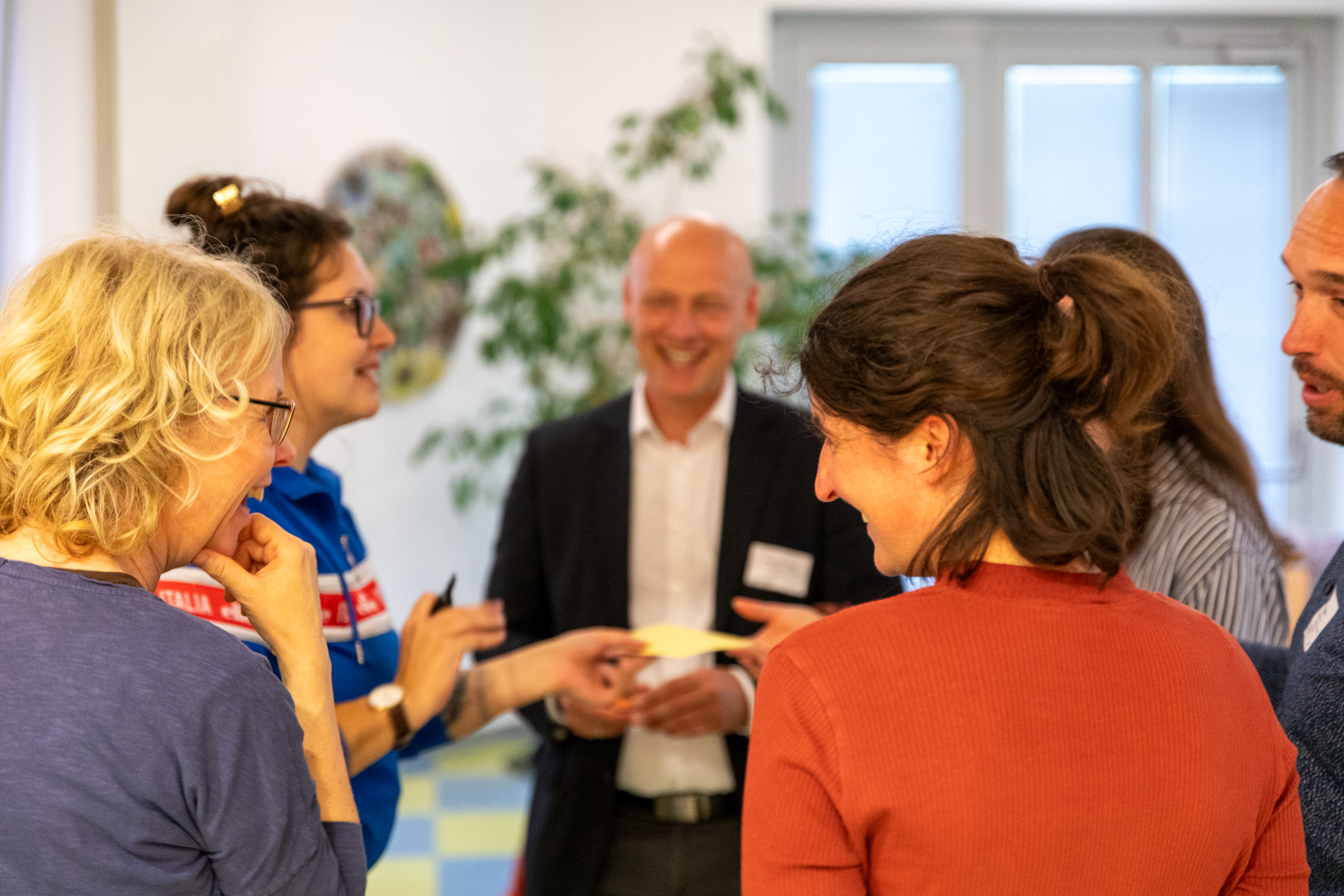 eine kleine gruppe von menschen spricht angeregt miteinander und lacht